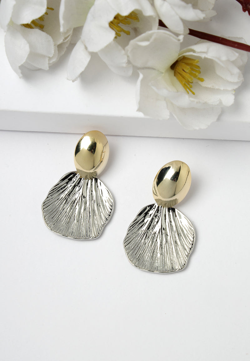 Boucles d'oreilles dorées en forme de coquillage