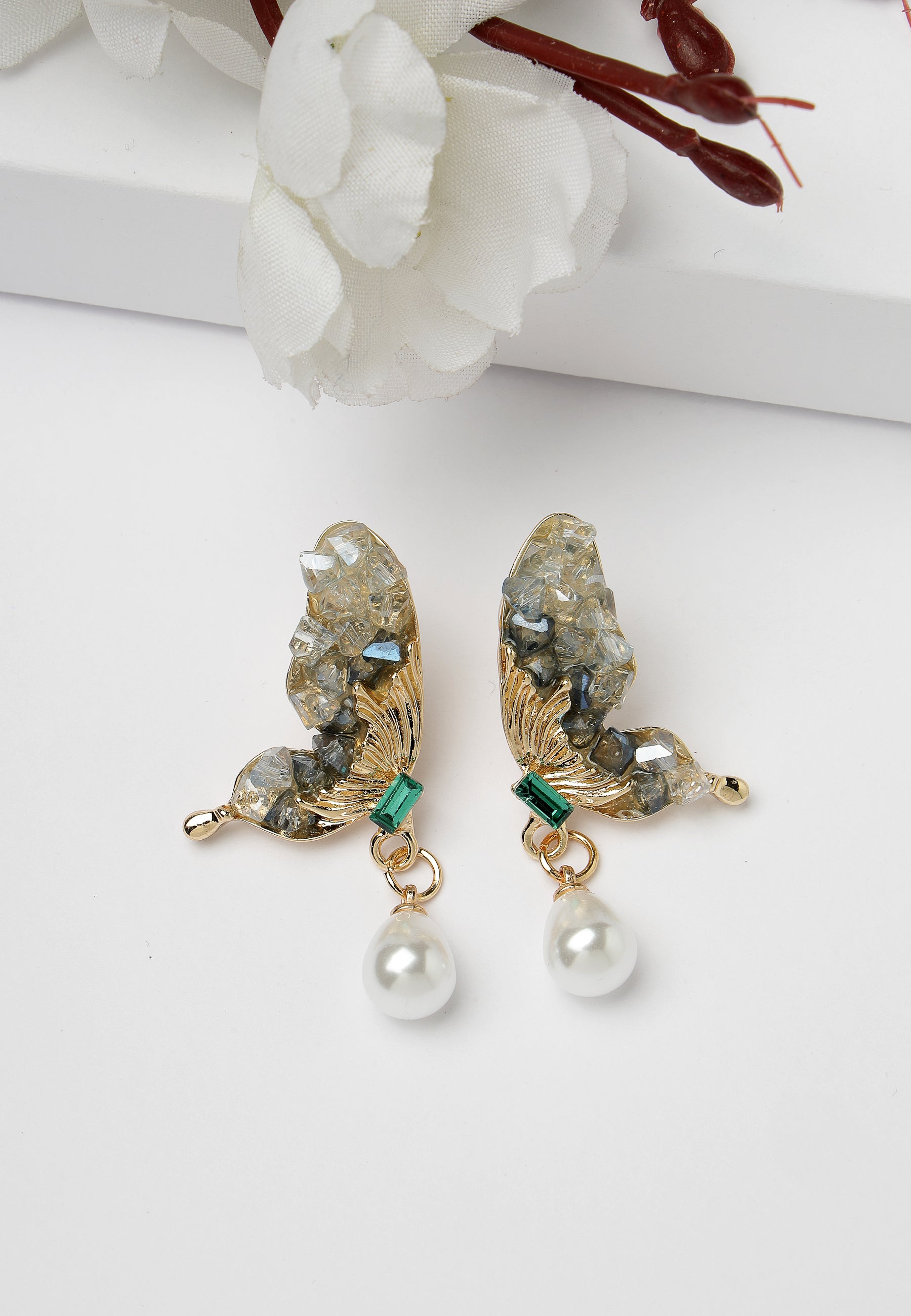 Pendientes colgantes con forma de mariposa gris extravagante