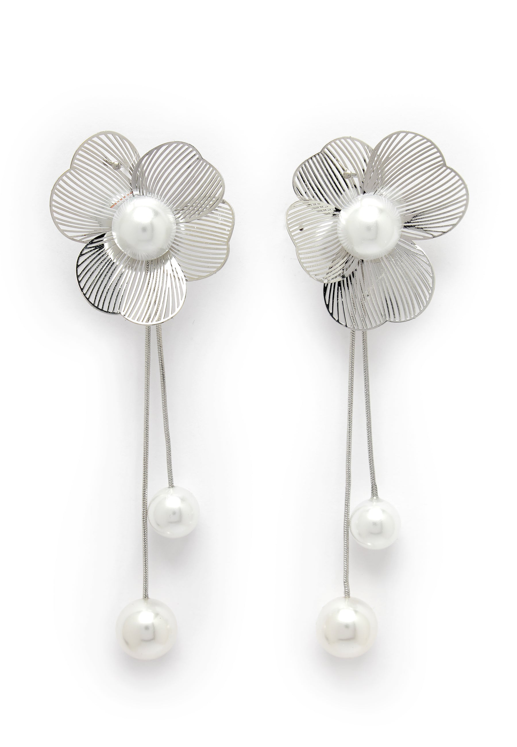 Boucles d'oreilles pendantes à fleurs et perles argentées