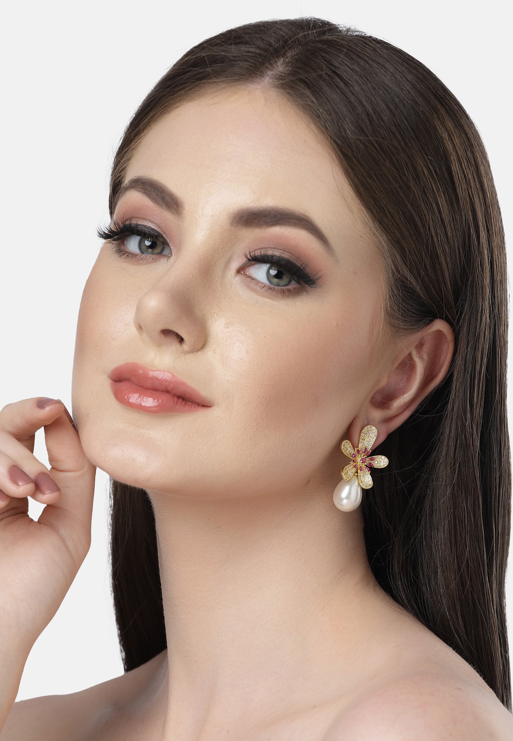 Aretes florales brillantes con gota de perlas