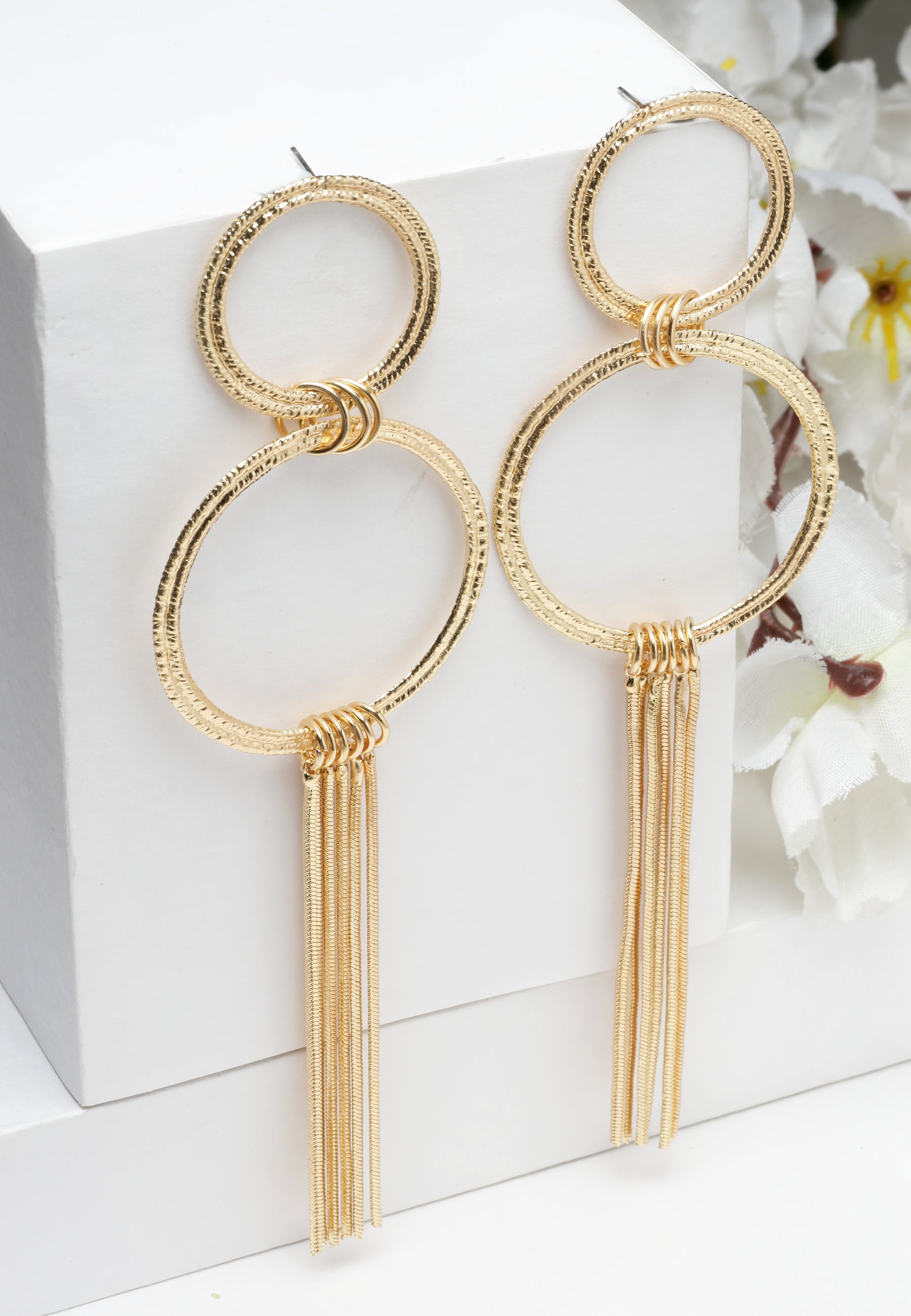 Eleganti orecchini con frange circolari in oro