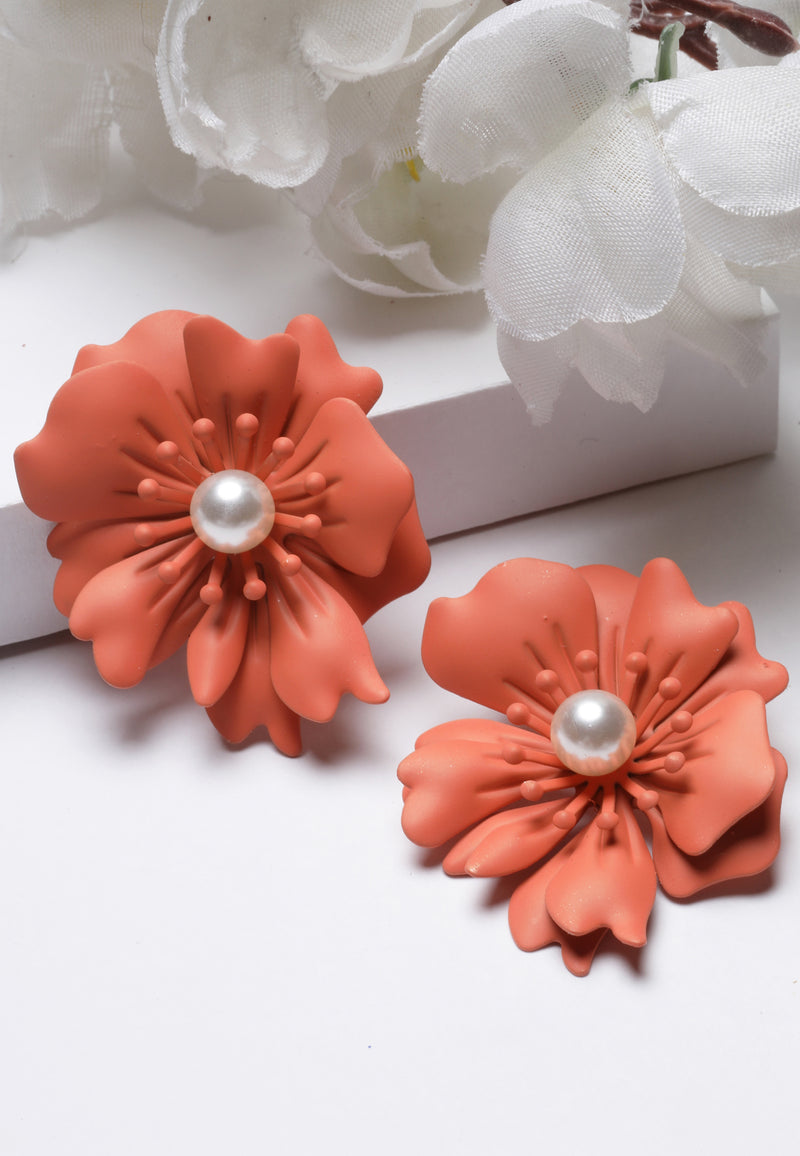 Pendientes de perlas florales en naranja