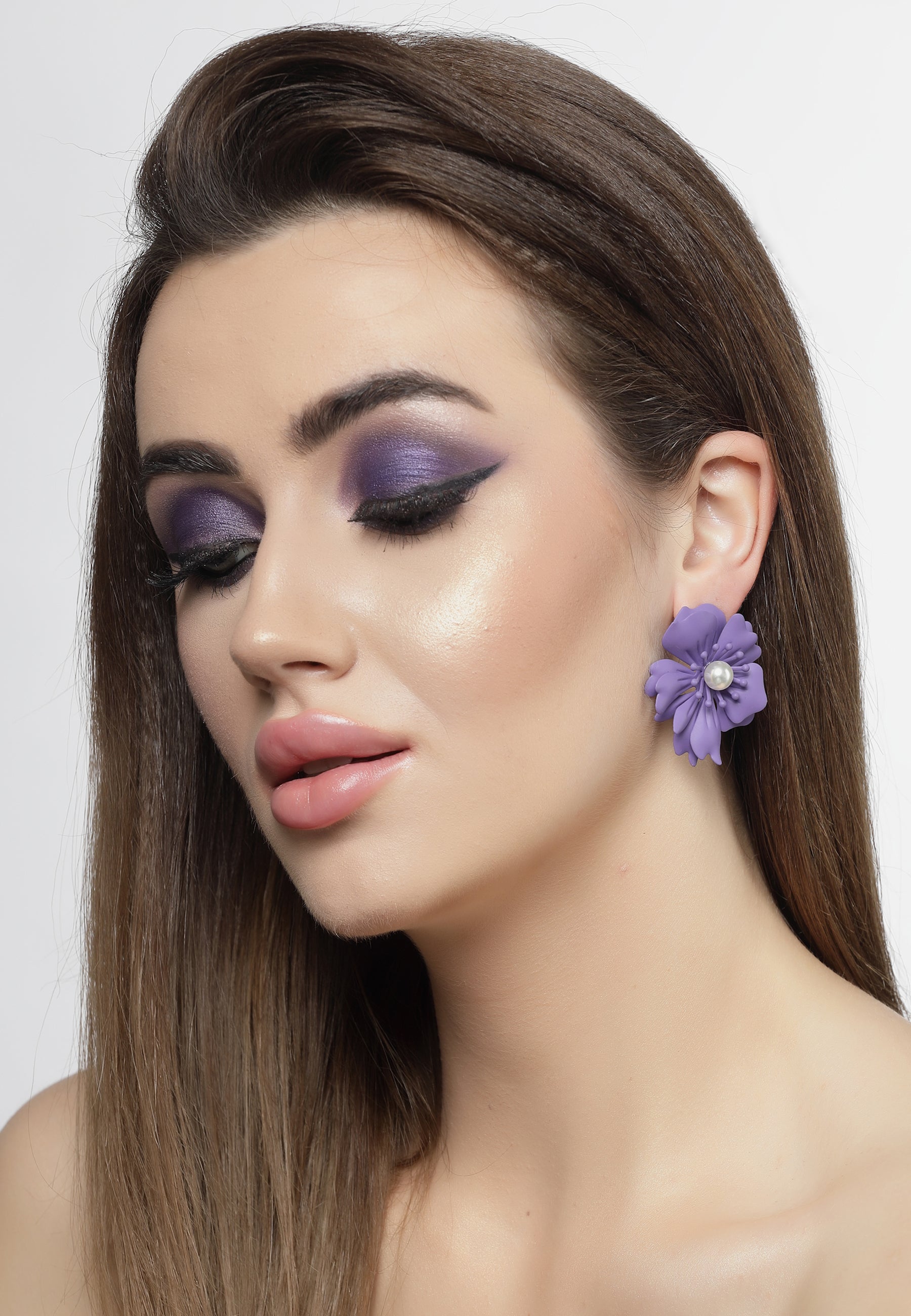Pendientes de perlas florales en violeta