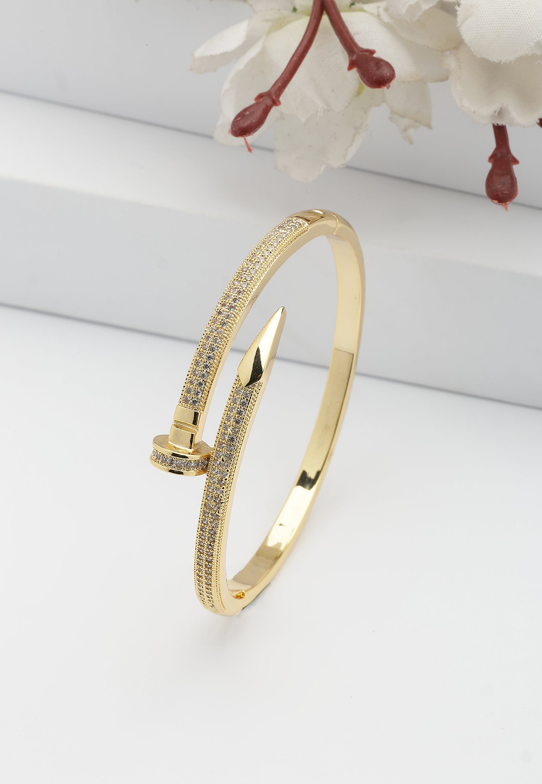 Bracciale d'oro lucido e brillante