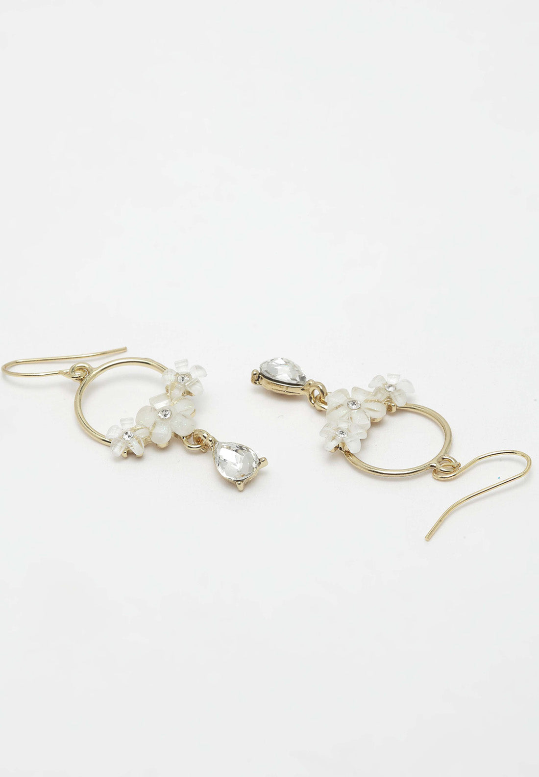 Ohrringe mit floralen Kristallen in Gold und Weiß