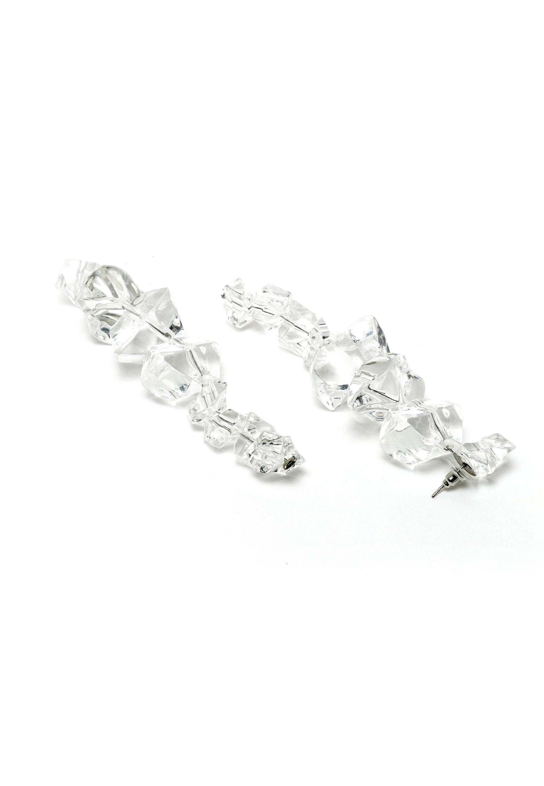 Lange Ohrringe mit Kristallwürfeln